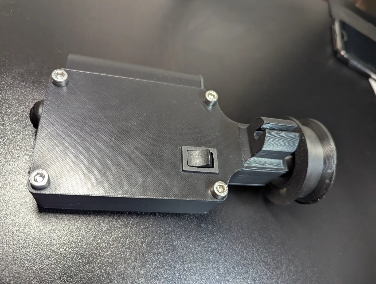 Rear panel — reset button and TPU wheel